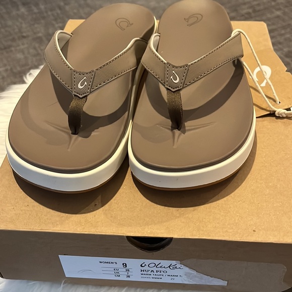 NWT OluKai Nu’a Pi’o Warm Taupe Women’s US 9 - Picture 7 of 8